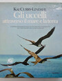 Gli uccelli attraverso il mare e la terra.